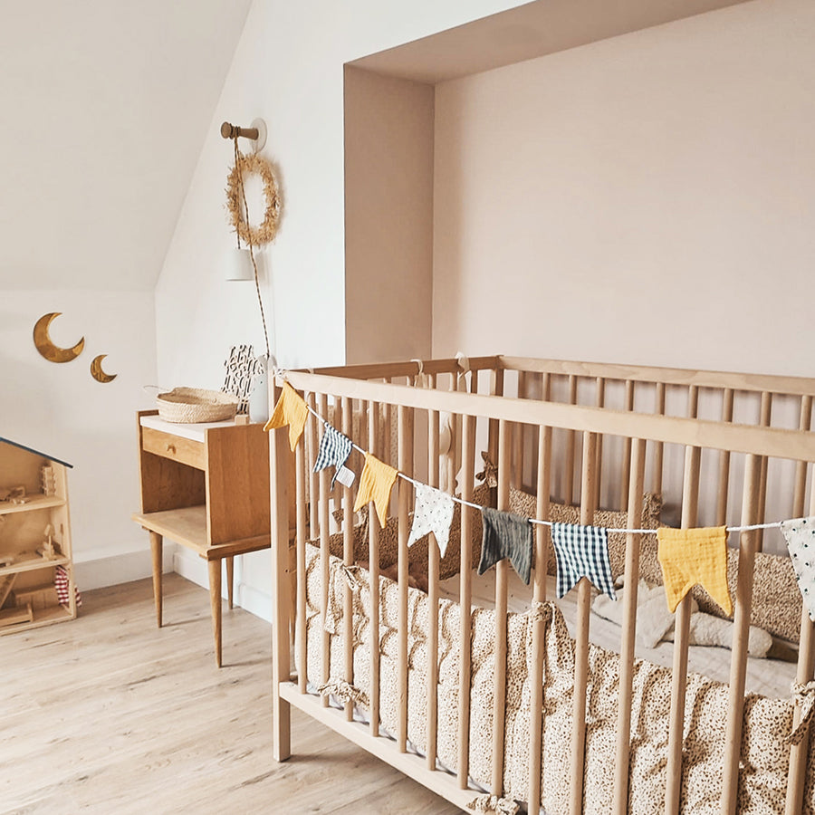 guirlande-fanion-chambre-enfant-decoration-jaune-rose